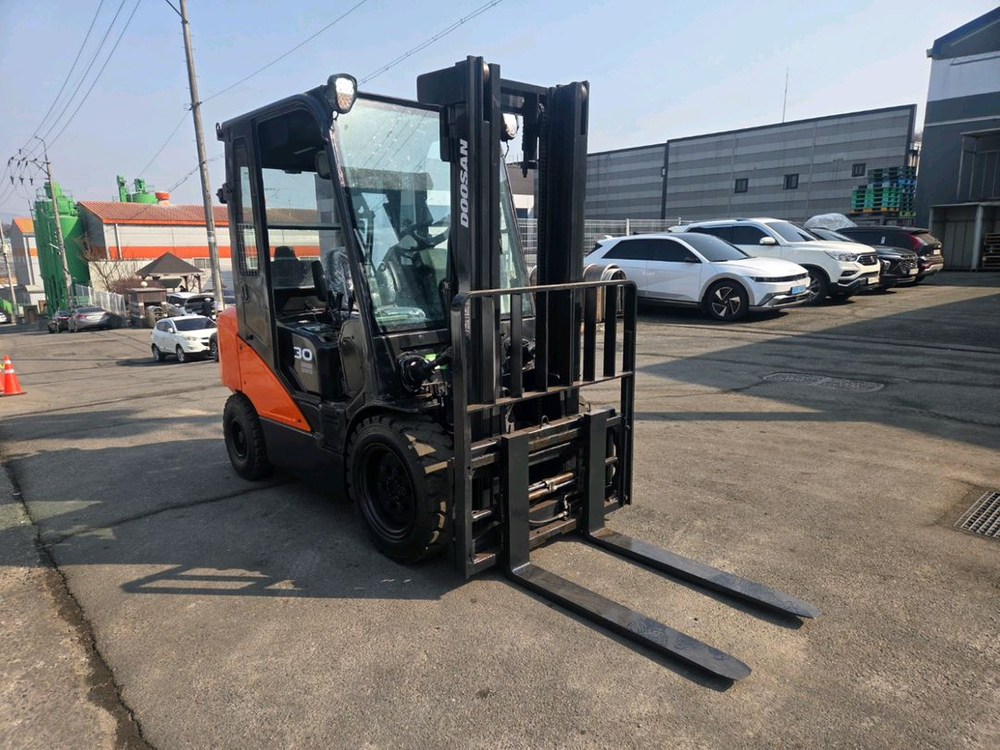 A급 중고지게차( 두산 3톤 16년식 자동발 디젤지게차) 1850만원 싸게 팝니다. 이미지
