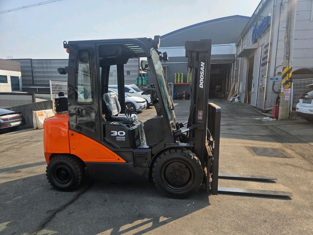 A급 중고지게차( 두산 3톤 16년식 자동발 디젤지게차) 1850만원 싸게 팝니다. 이미지