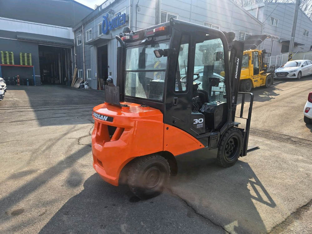 A급 중고지게차( 두산 3톤 16년식 자동발 디젤지게차) 1850만원 싸게 팝니다. 이미지