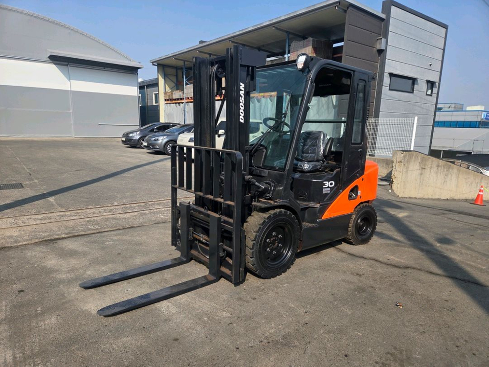 A급 중고지게차( 두산 3톤 16년식 자동발 디젤지게차) 1850만원 싸게 팝니다. 이미지