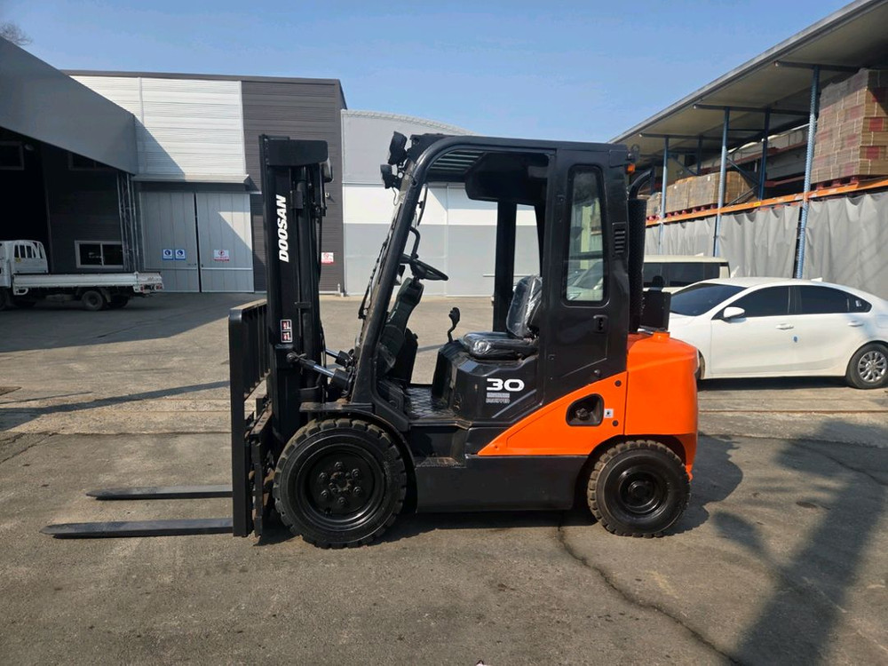 A급 중고지게차( 두산 3톤 16년식 자동발 디젤지게차) 1850만원 싸게 팝니다. 이미지