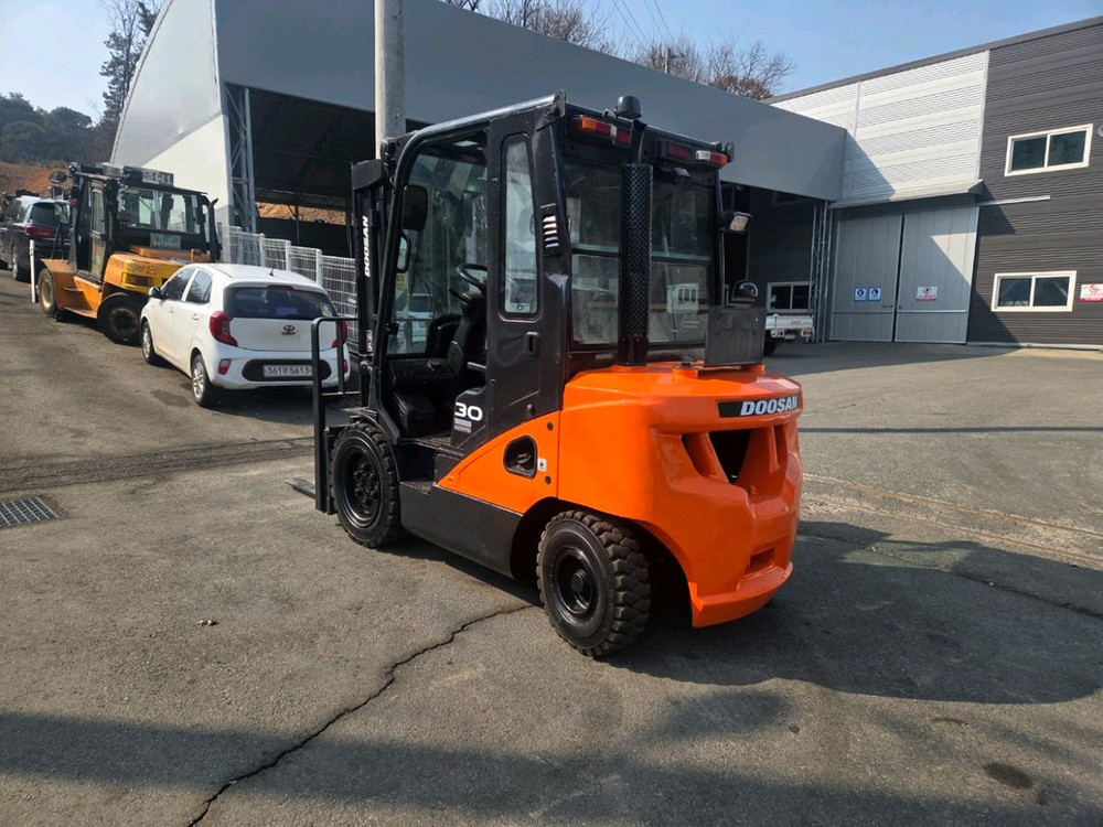 A급 중고지게차( 두산 3톤 16년식 자동발 디젤지게차) 1850만원 싸게 팝니다. 이미지