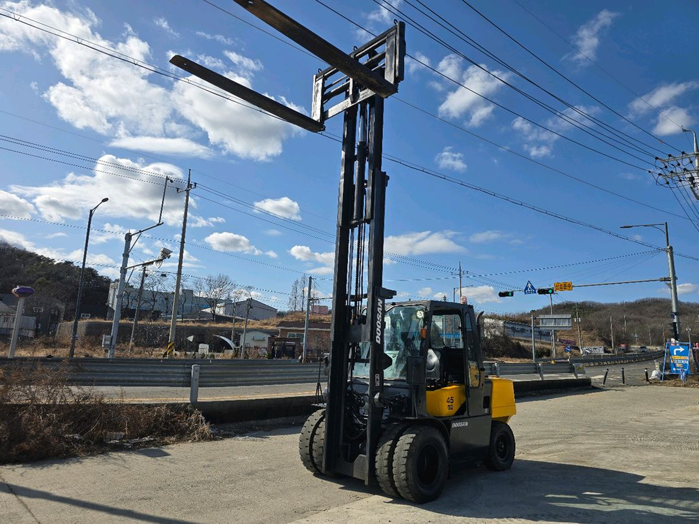 A급 두산 4.5톤 3단마스트 캐빈 자동발 중고 디젤지게차 1650만원 싸게 팝니다. 이미지