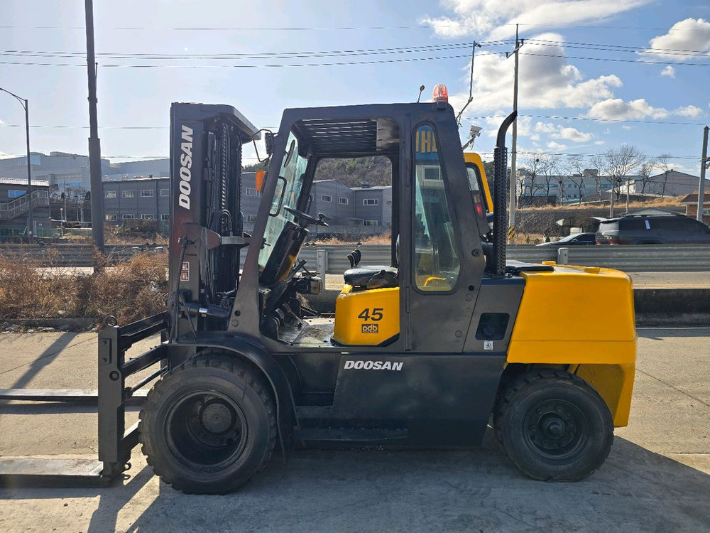 A급 두산 4.5톤 3단마스트 캐빈 자동발 중고 디젤지게차 1650만원 싸게 팝니다. 이미지