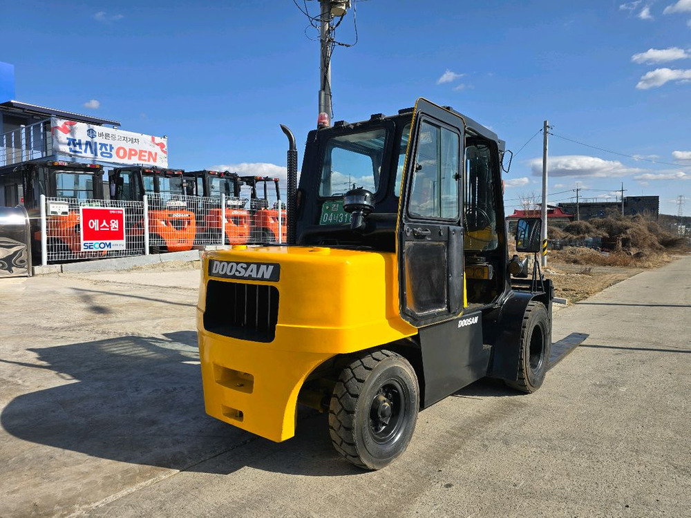 A급 두산 4.5톤 3단마스트 캐빈 자동발 중고 디젤지게차 1650만원 싸게 팝니다. 이미지