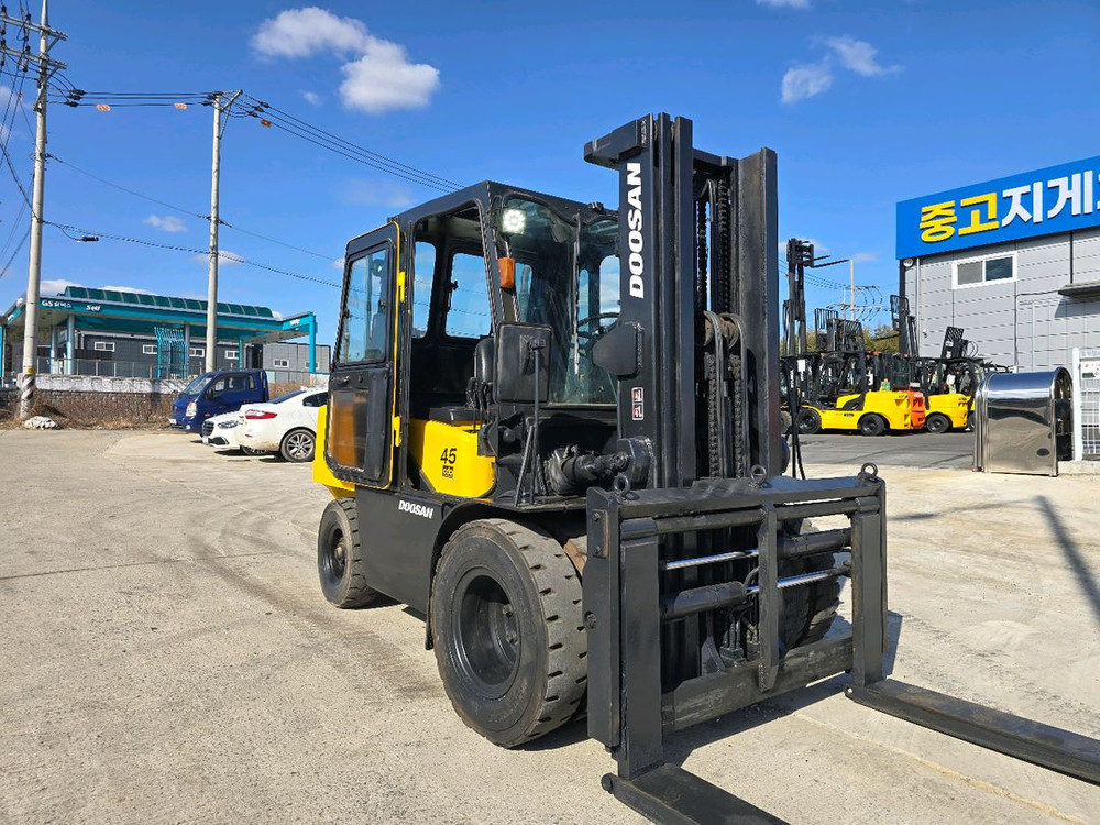 A급 두산 4.5톤 3단마스트 캐빈 자동발 중고 디젤지게차 1650만원 싸게 팝니다. 이미지