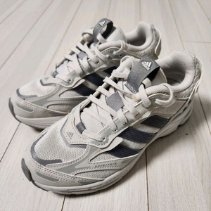 아디다스 운동화 스피리테인 2000 IE1890 러닝화 사이즈230신발끈 및 바닥면 사용감 외에 스크레치나 오염 하