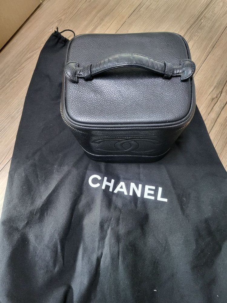 샤넬 블랙 베니티백입니다. 이미지
