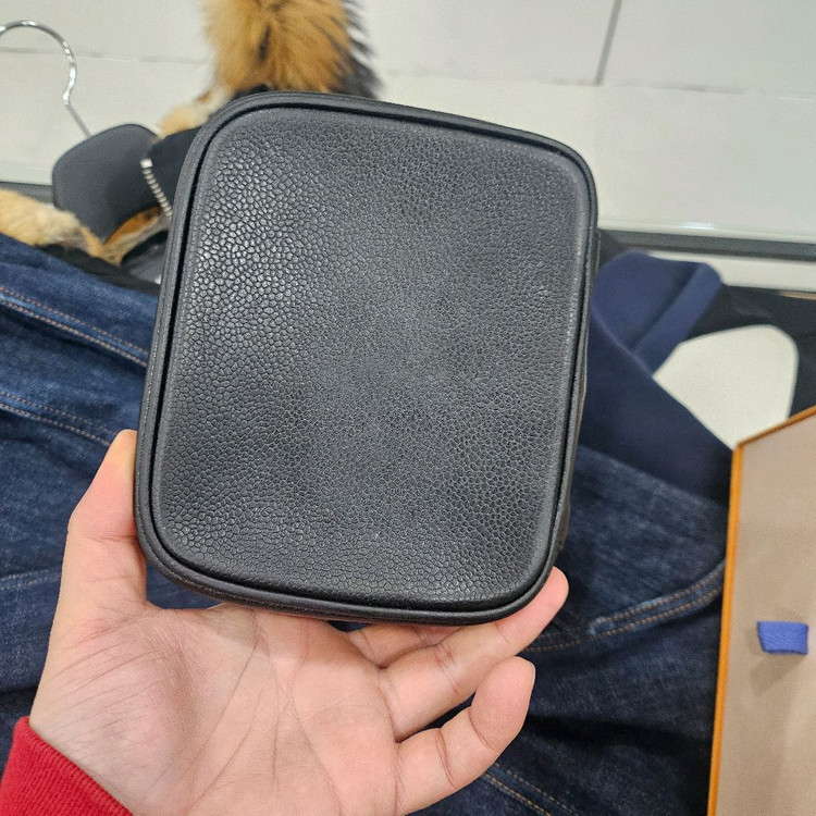 샤넬 블랙 베니티백입니다. 이미지