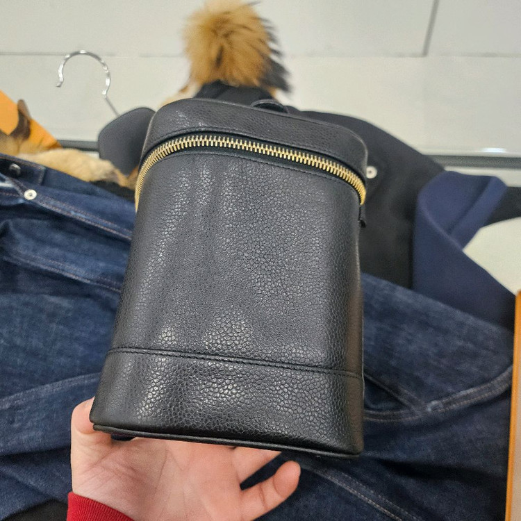 샤넬 블랙 베니티백입니다. 이미지