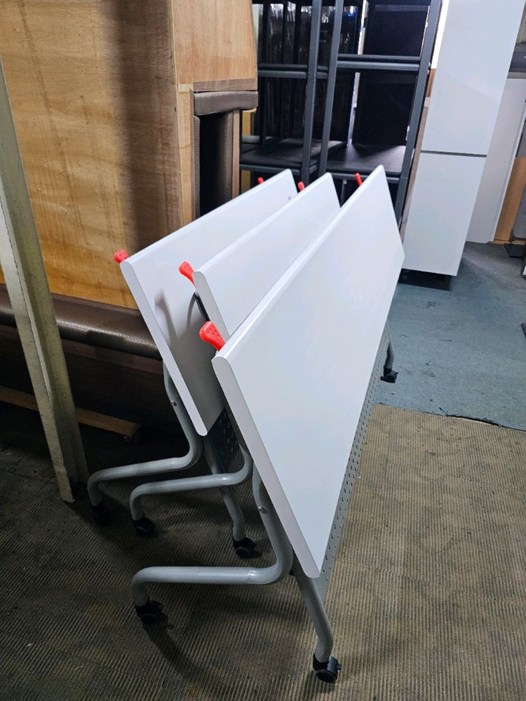 접이식 교실용 책상 이미지