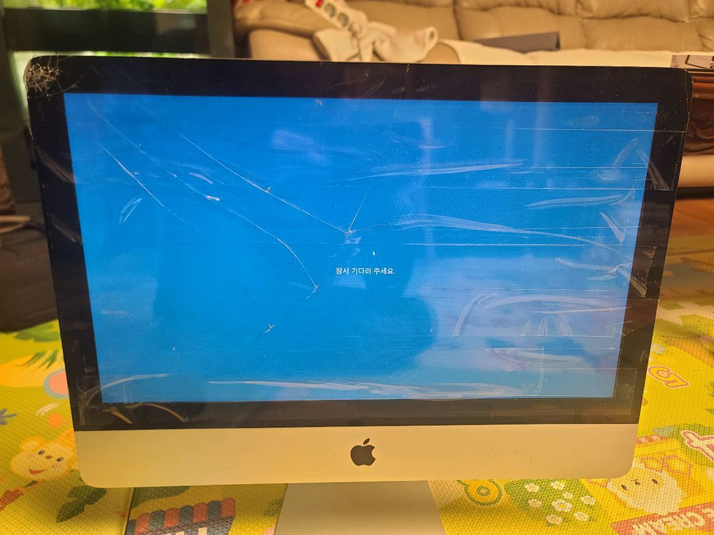 아이맥 21.5 유리 파손 된것 팝니다 정상 작동 합니다--3