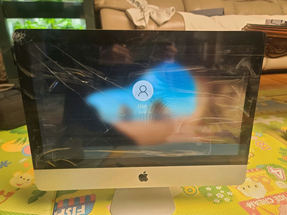 아이맥 21.5 유리 파손 된것 팝니다 정상 작동 합니다--4