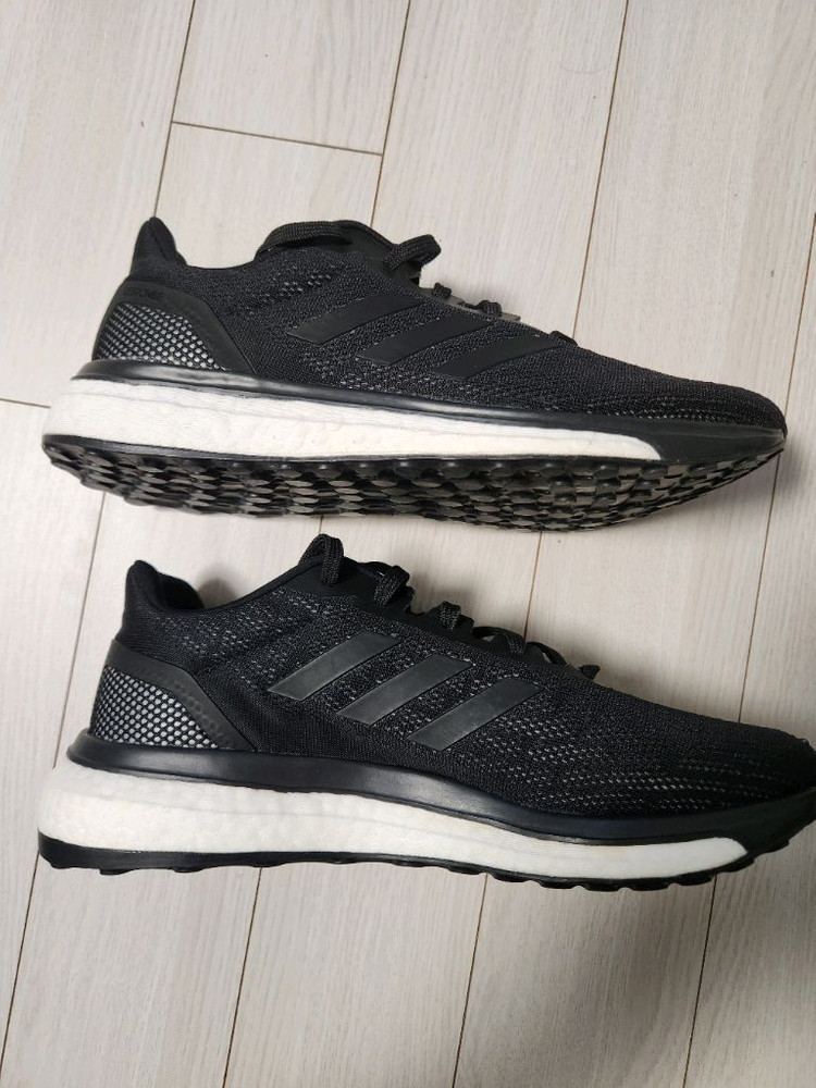 새상품급) 아디다스 운동화 리스판스 CQ0020 러닝화 사이즈240러닝화/여성용(W)/로우탑/색상: 블랙 /출시가: 이미지