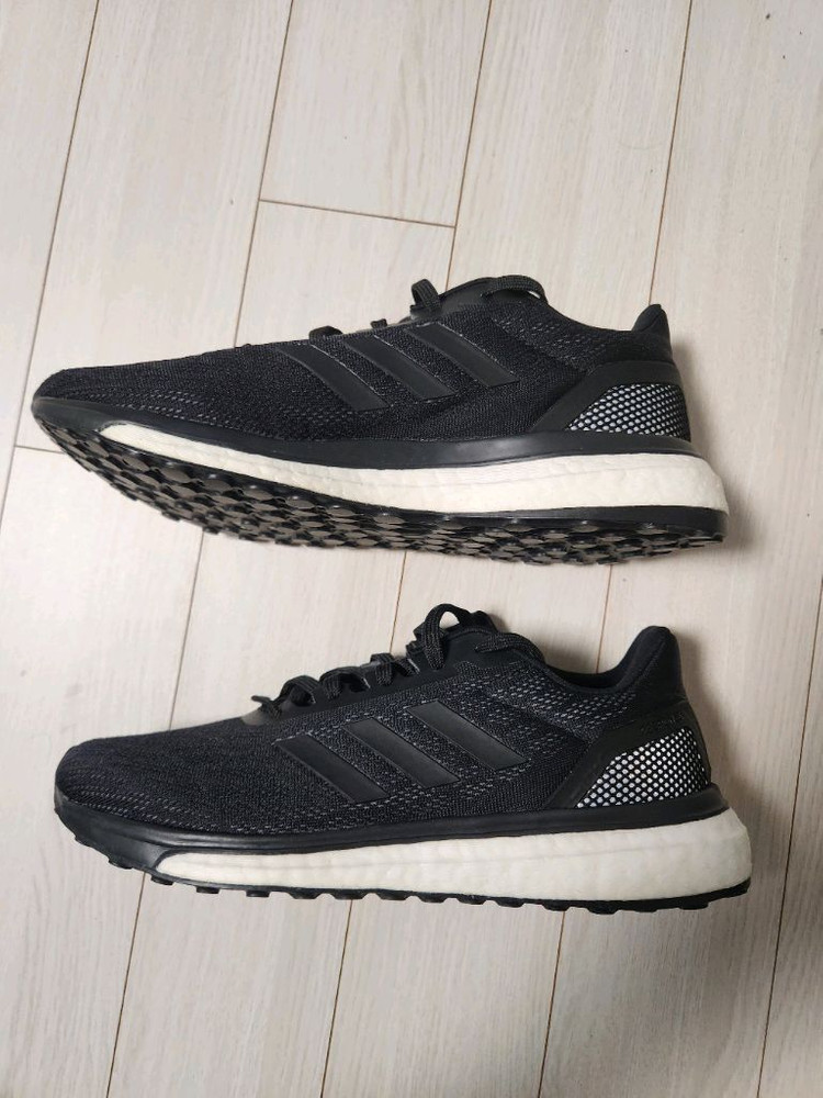 새상품급) 아디다스 운동화 리스판스 CQ0020 러닝화 사이즈240러닝화/여성용(W)/로우탑/색상: 블랙 /출시가: 이미지