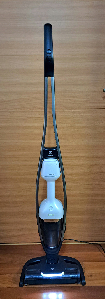 일렉트로룩스 무선 청소기 (부품용)--2