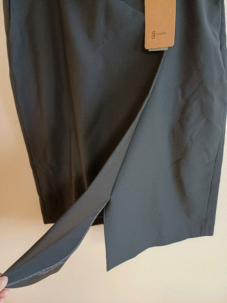 택 달린 지스튜디오 미디 스커트 4만원에 판매합니다. 이미지