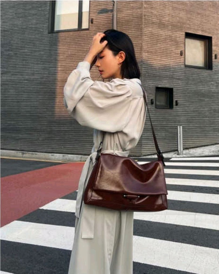 루에브르 숄더백 삭드자댕 라지 브라운 이미지