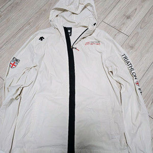 데상트 잉글랜드 그래픽 후드형 바람막이 3만에 팝니다.