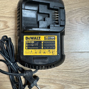 디월트충전기 이미지