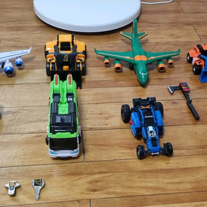 또봇V 4번:리젠트 5번:빅보스 6번:에어하이드 7번:파워로더 4단합체 킹포트란 판매합니다