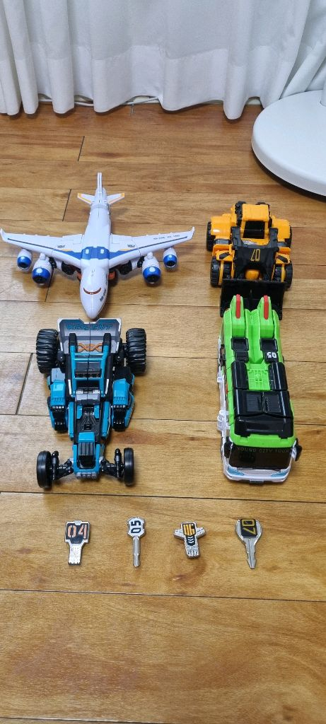 또봇V 4번:리젠트 5번:빅보스 6번:에어하이드 7번:파워로더 4단합체 킹포트란 판매합니다--1