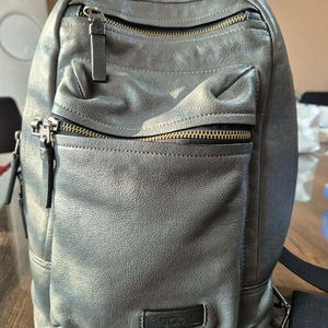 [거의 새제품] TUMI 남성 가죽 그레이 슬링백 이미지