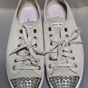 미우미우 스터드 스니커즈 이미지