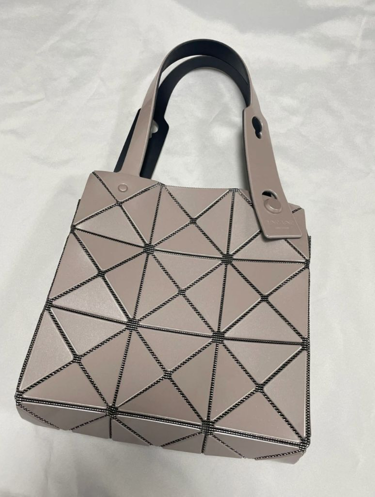 이세이미야케 바오바오 캐럿 미니 화이트베이지 이미지