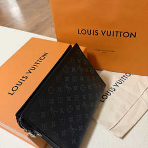 루이비통 모노그램 이클립스 클러치백 이미지