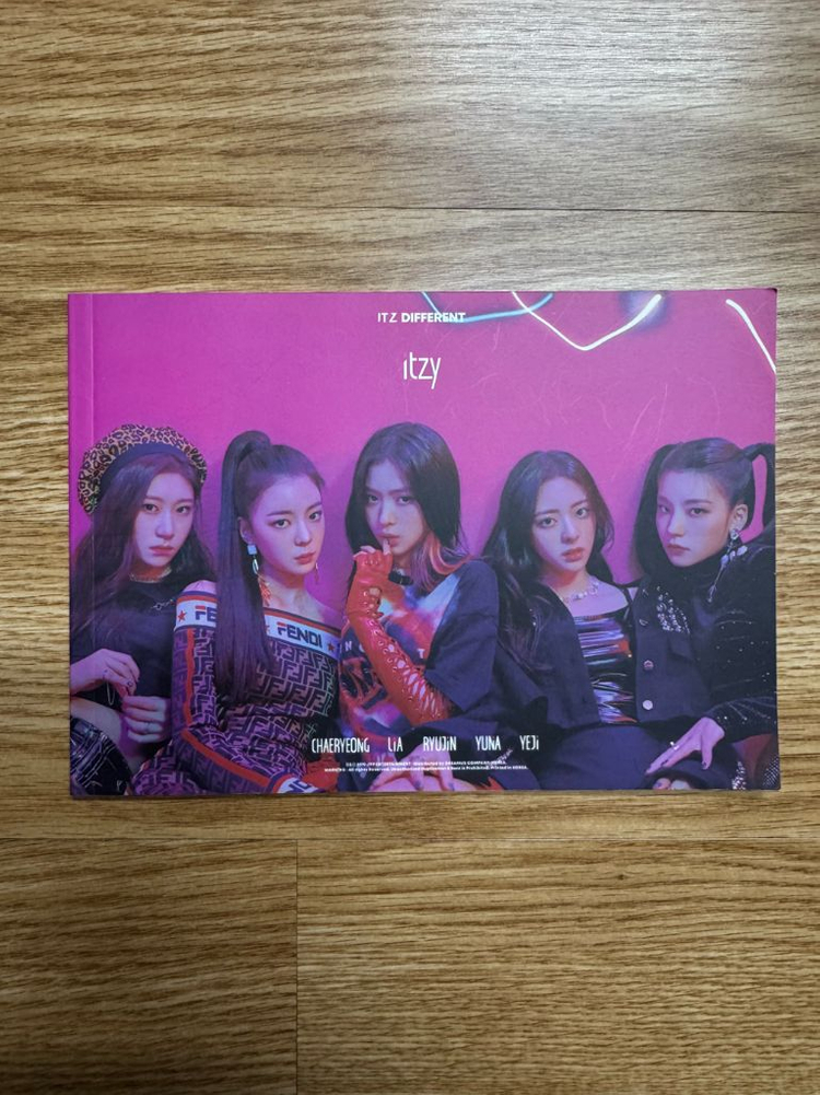 [급처/레어] 있지(ITZY) 데뷔 및 워너비 앨범 2종 + 한정판 포토북 2종 + 포카 7장 일괄 이미지