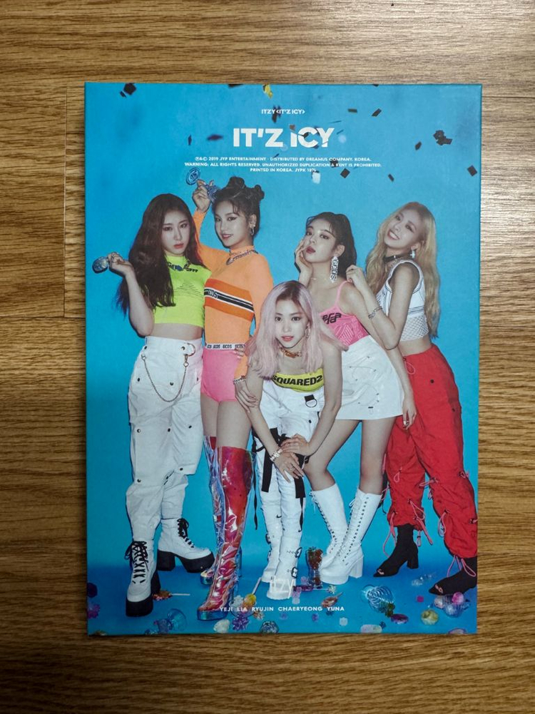 [급처/레어] 있지(ITZY) 데뷔 및 워너비 앨범 2종 + 한정판 포토북 2종 + 포카 7장 일괄 이미지