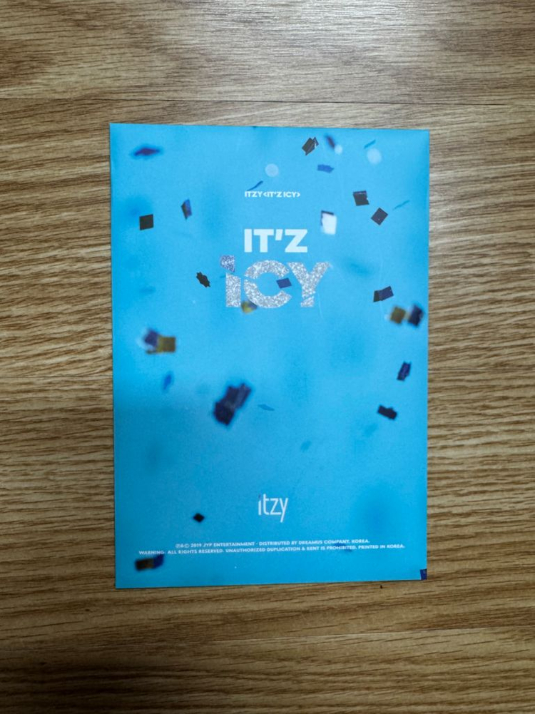 [급처/레어] 있지(ITZY) 데뷔 및 워너비 앨범 2종 + 한정판 포토북 2종 + 포카 7장 일괄 이미지