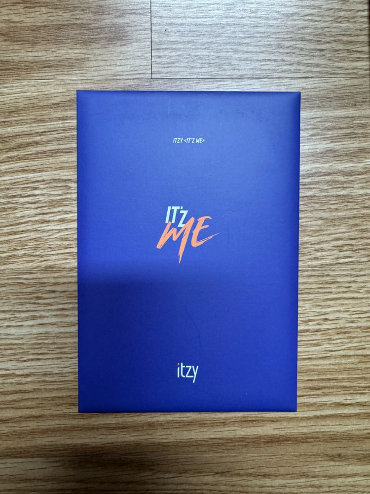 [급처/레어] 있지(ITZY) 데뷔 및 워너비 앨범 2종 + 한정판 포토북 2종 + 포카 7장 일괄 이미지