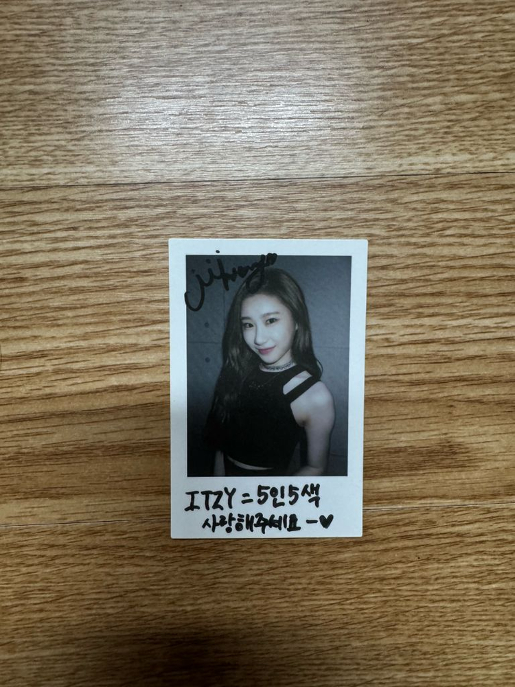[급처/레어] 있지(ITZY) 데뷔 및 워너비 앨범 2종 + 한정판 포토북 2종 + 포카 7장 일괄 이미지