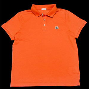 몽클레어 오렌지색 남성 반팔 폴로셔츠입니다.