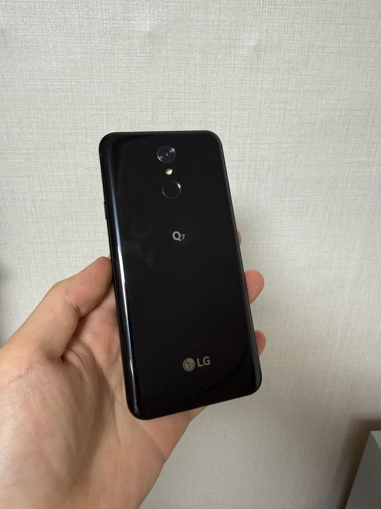 LG Q7 이미지