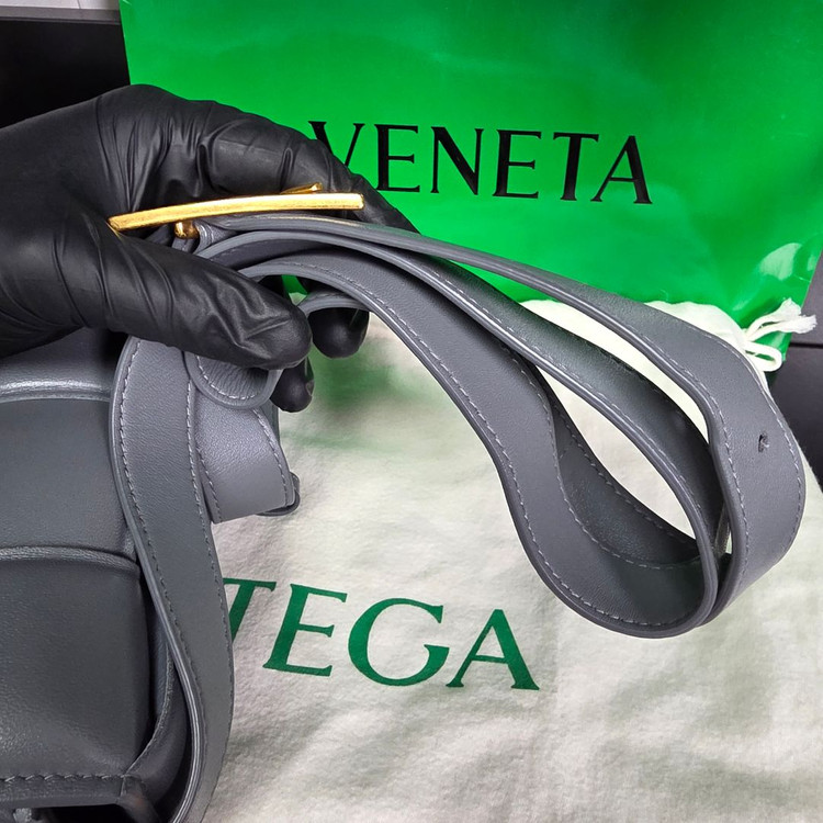 {클로젯}[Os]보테가베네타 패디드 레더 카세트백 썬더 이미지