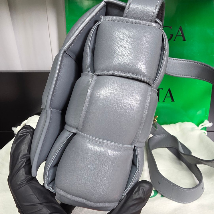 {클로젯}[Os]보테가베네타 패디드 레더 카세트백 썬더 이미지