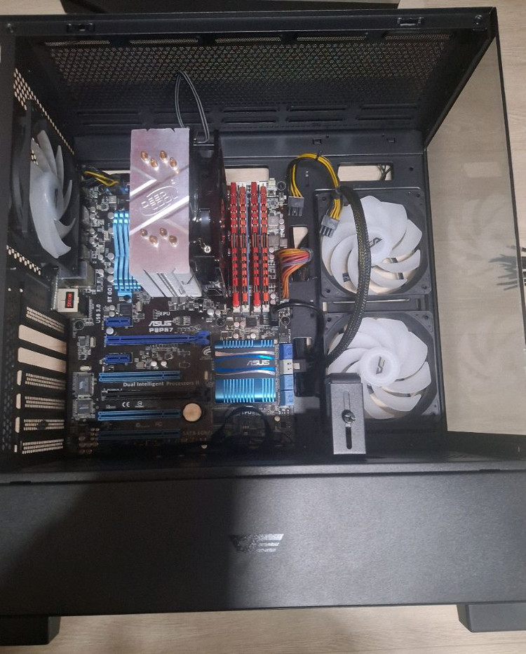 PC 데스크탑 컴퓨터 반본체 이미지