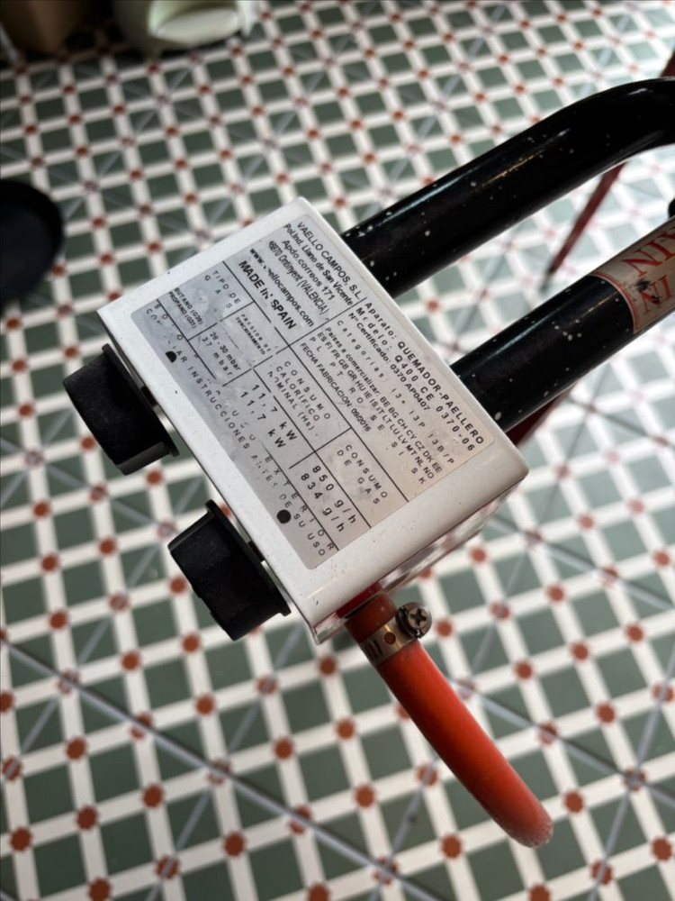 VALLOIS CAMPOS S.L.에서 제조된 스페인산 빠에야 팬과 버너 세트입니다.--9