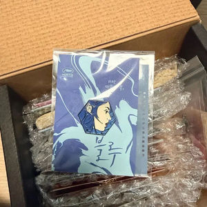 가장 따뜻한색 블루 뱃지 굿즈 패키지 영화 가따블 굿즈 레아세이두 이미지