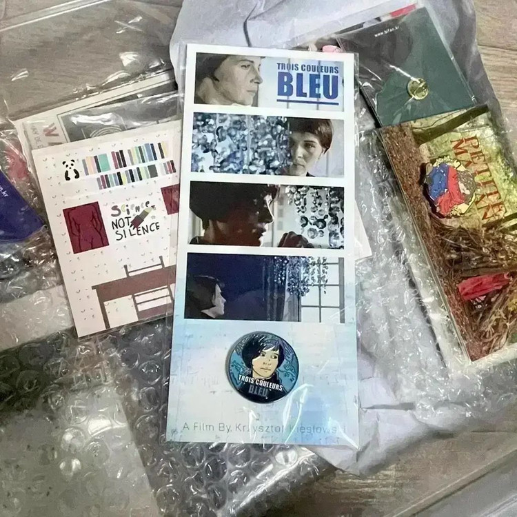 키에슬로프스키 특별전 뱃지 데칼로그 세가지색 화이트 블루 아트하우스영화 이미지