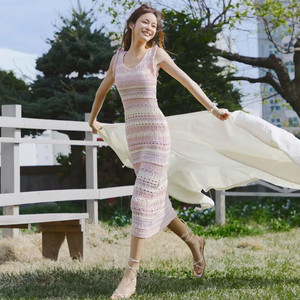 잇미샤 23년 멀티 스트라이프 니트 원피스 핑크 펀칭 여행 휴가룩 민소매