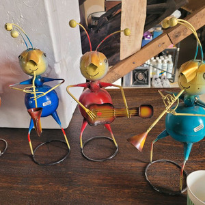 철제 개미 음악대 이미지