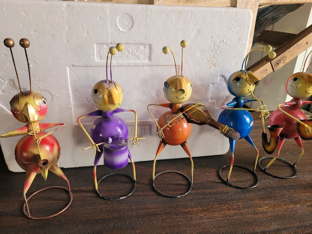 철제 개미 음악대 이미지