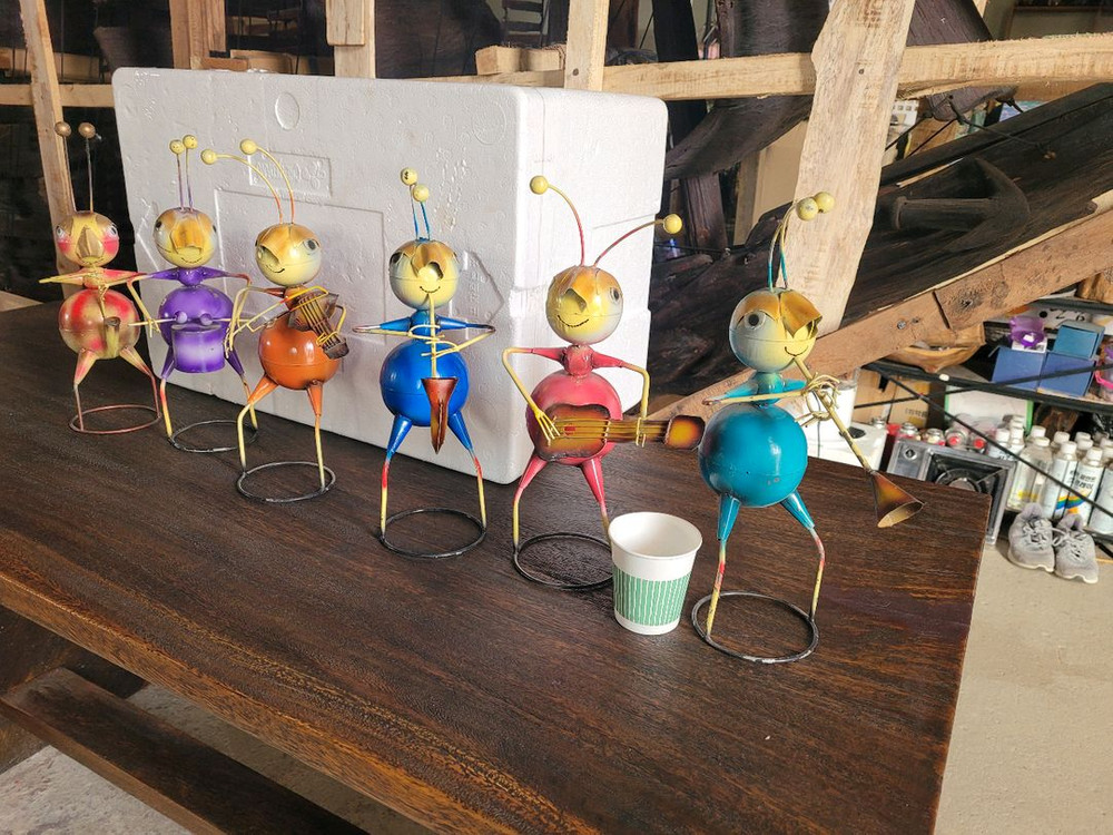 철제 개미 음악대 이미지