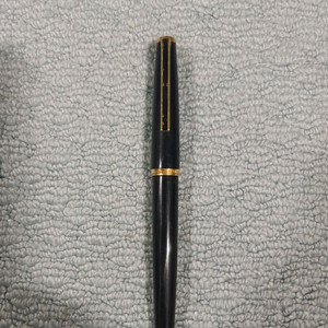 PILOT 18K촉 고급스러운 디자인의 일본제조 검정색 만년필입니다. 평소 필기감이 좋은 만년필 이미지