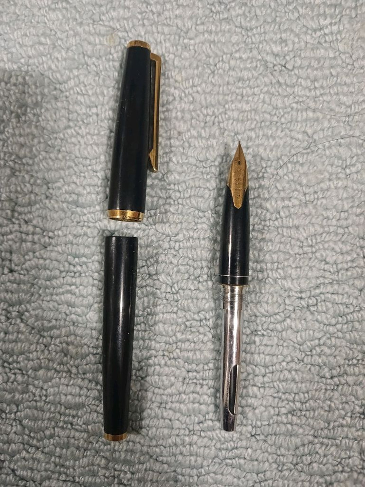 PILOT 18K촉 고급스러운 디자인의 일본제조 검정색 만년필입니다. 평소 필기감이 좋은 만년필 이미지