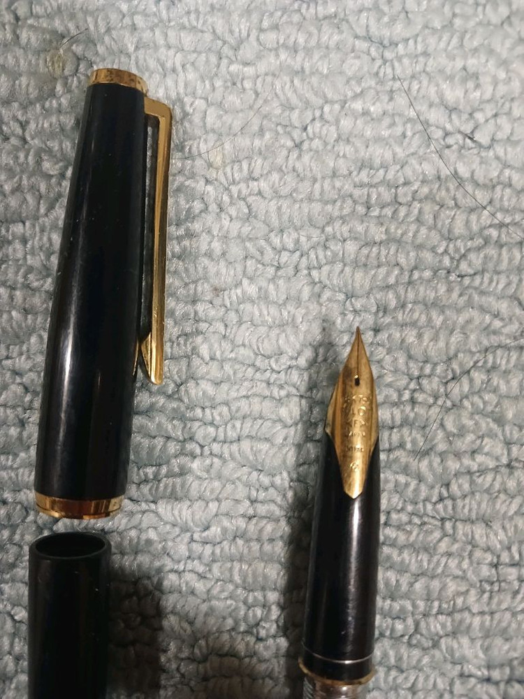 PILOT 18K촉 고급스러운 디자인의 일본제조 검정색 만년필입니다. 평소 필기감이 좋은 만년필 이미지